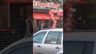 Доходит до крайней степени маразма - на открытии кафе Papa Döner .