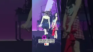 When Sana kissed Chaeyoung 🥹❤️ #twiceconcert #twicekpop #fancam