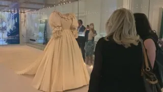 El icónico vestido de novia de Lady Di vuelve a brillar en Londres