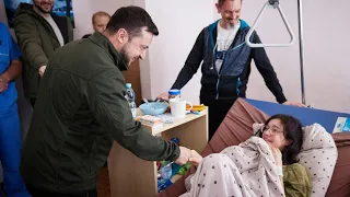 Ukraine-Krieg: Selenskyj besucht Verletzte in Klinik | AFP