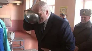Лукашенко отхлебнул из черпака в столовой "краснопогонников"
