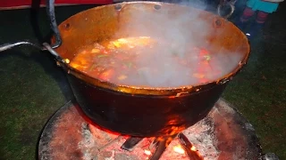 Ungarischer Kessel-Gulasch mit Rezept und Anleitung - und Kochen über eine offene Feuerstelle