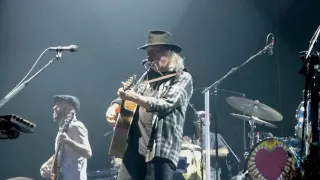 Neil Young - Mother Earth et Out On The Weekend - Paris 2016