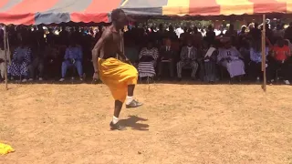 Un artiste de la troupe Naba Kango de Ouahigouya en pleine démonstration de danse