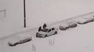 Чувак гений. Машина застряла в снегу - можно и не париться.