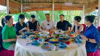 Enjoying Vietnamese food: GIANT FRESHWATER PRAWN, GROUPER, CRAB FAT,... | SAPA TV