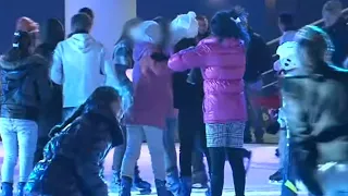 Elle se défoule sur une fille à la patinoire