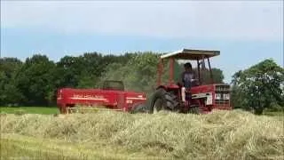 Loonbedrijf Holtrop aan het hooi persen met International 633 en New Holland 570 kleine pakjes pers