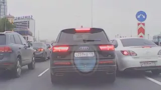 Audi Q7 влез сам, но соседа пропускать не стал... Нет поворотничка