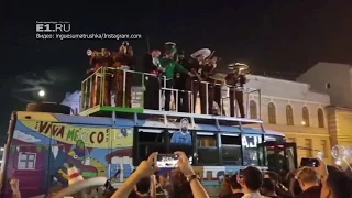 Мексиканские болельщики вместе с картонным Хавьером дали концерт на Вайнера с крыши своего трейлера