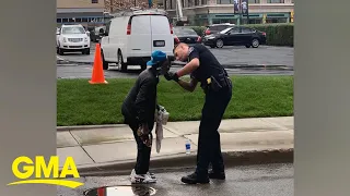 Officer helps homeless man shave photographed by stranger l GMA Digital