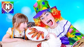 Обычная Еда против Мармелада Челлендж! Мама ПЛАЧЕТ! СУПЕР КЛОУН Real Food vs Gummy Food