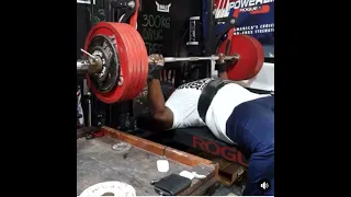 300 KG BENCH PRESS? This was my first battle with 300 kg.