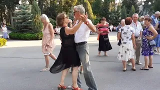 РАДИ ЭТОЙ ЖЕНЩИНЫ!🌹🕺👍/ТАНЦЫ В ПАРКЕ ГОРЬКОГО ХАРЬКОВ 2021