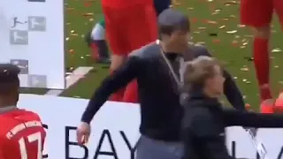 Arjen Robben bidding farewell to his coach with beer pouring