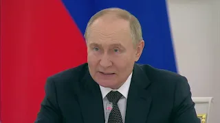 «Как наши ребята на линии фронта»: Владимир Путин призвал чиновников работать постоянно и напряжённо