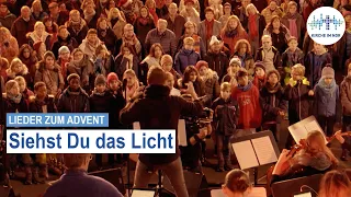 Lieder zum Advent 2017: "Siehst du das Licht" gesungen von Chören im Hamburger Hafen.