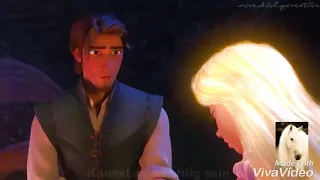 Rapunzel singt das Lied "Blume, leuchtend schön,,