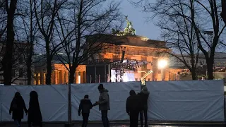 Auto crasht ins Brandenburger Tor in Berlin - Fahrer tot