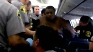 Male passenger naked himself in the plane was arrested by police