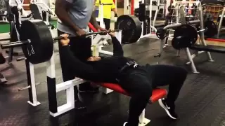55 year old Kevin Levrone benching 405lbs (184kg)