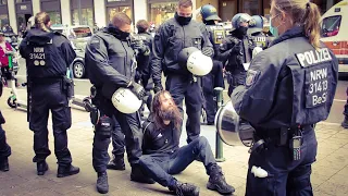 [Düsseldorf]Polizei geht mit Schlagstöcken gegen Demonstranten vor-Demo eskaliert