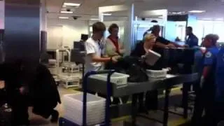 Please SHARE This Video *** Secret Footage Justin Bieber Arrived at LAX Los Angeles Airport ***