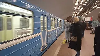 "После капитального ремонта!" Метро поезд 81-717-714.5 (ЛВЗ) прибывает на станцию Заельцовская