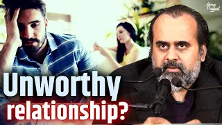 Wasting life on an unworthy person? || Acharya Prashant, archives (2020)