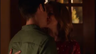 Barry Allen and patty spivot Christmas scene (the flash) 2x9