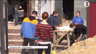 Волонтери з усієї України відновлюють пошкоджені окупантами будинки у Лисичанську