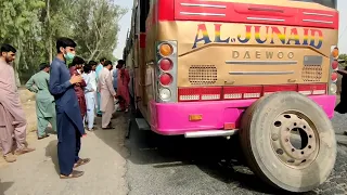 Bus Ka Tyre Kese Change Karty hain || How to Change Bus Tyre ||