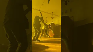 Актриса и каскадер @user-qq2lt6tg7n прекрасно отыгрывает в кадре #sfx #stunt #stuntman