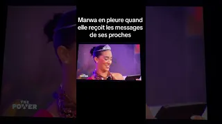 Marwa en pleure quand elle reçoit des messages de sa famille