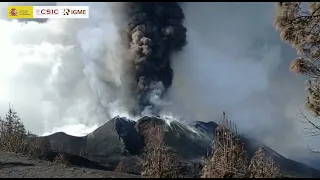 12/12/2021 Episodio estromboliano con emisión de grandes bombas 12:00 h. Erupción La Palma IGME