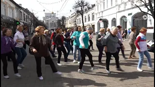 В Ярославле Всемирный день рок-н-ролла отметили зажигательными танцами на главной пешеходной улице