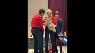 [enhypen] when a puppy suddenly pops up on stage during ENHYPEN's fansign event