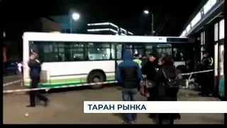 В Калининграде автобус въехал в павильоны с цветами у входа на Центральный рынок