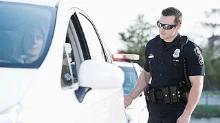 Почему американские полицейские прикасаются к стоп сигналам остановленной машины