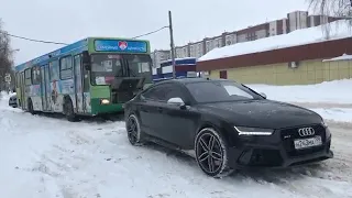 Audi RS7 вытягивает автобус  Quattro pulling a bus