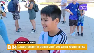 La camiseta gigante de Messi  volvió a volar en Rosario