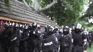 22 06 2014  Харків  Беркут б'є мирних людей