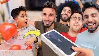 الايفون 13 مع اليوتيوبر 📱 اكبر مفاجأة في تاريخ حياته ❤️ (بس بكى)