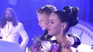 Katy Perry Surprised by CHLA Patient on Stage and Shows Love in Sign Language in Return