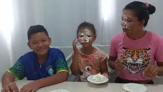 disputa entre mãe e filhos quem levou a melhor na torta na cara ?