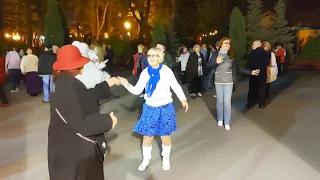 Любви все возрасты покорны Танцы в парке Горького Харьков Октябрь 2021