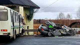 28.04.21. Автобус и легковой автомобиль столкнулись в Ленинградской области/ Авария(ДТП)