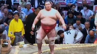 Mitakeumi crushed Onoshos head. Grand Sumo Tournament.