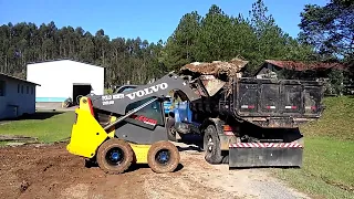 Acidente quase acontece! Operador de mini-carregadeira carrega pedra e caminhão quase tomba.