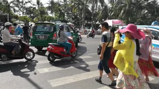 Переход дороги в Нячанге (Вьетнам)